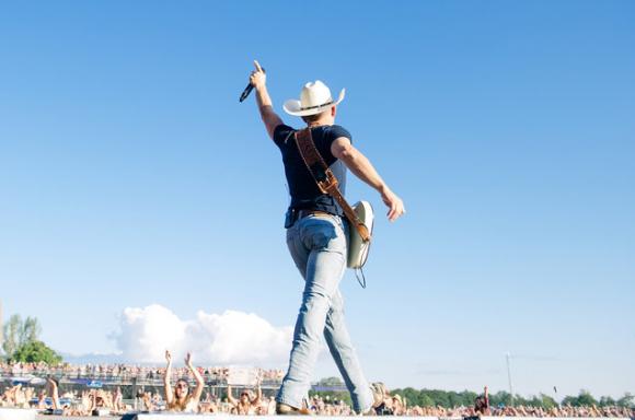 Justin Moore at The Rave Eagles Club